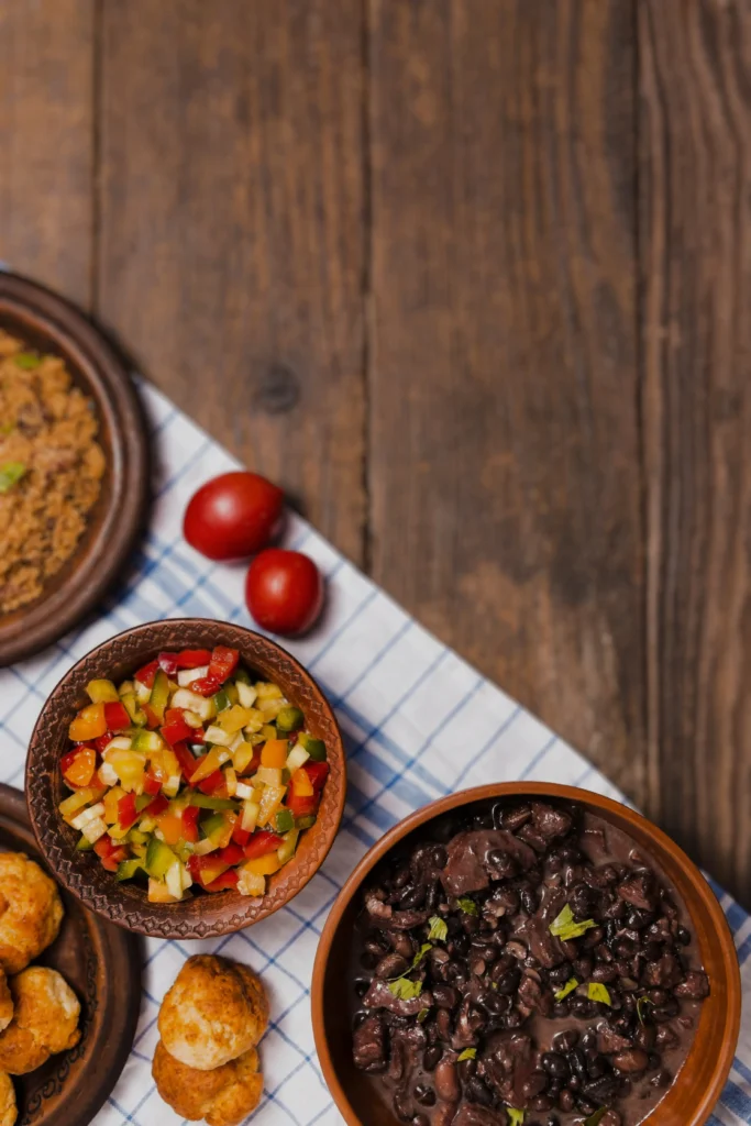 Ingredientes e comida sob mesa de madeira